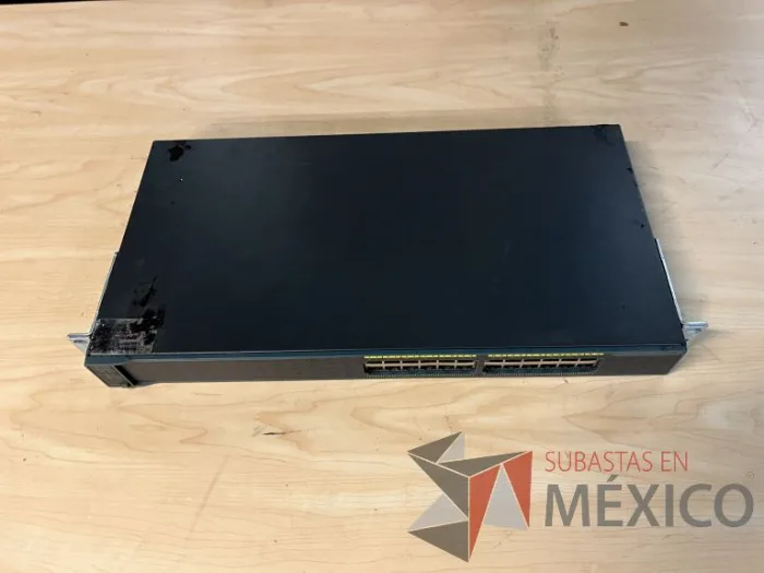 Lote 035 - 10 Modem, 63 Switch, Procesador de audio, 2 Chasis de comunicaciones y Gabinete metálico - Imagen 140