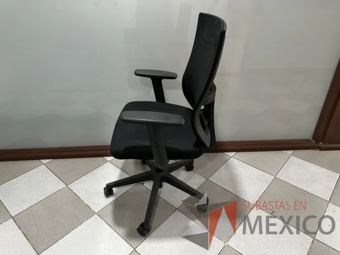 Lote 004 - Silla operativa con ruedas, descansabrazos, respaldo en malla y asiento en tela color negro - Imagen 5