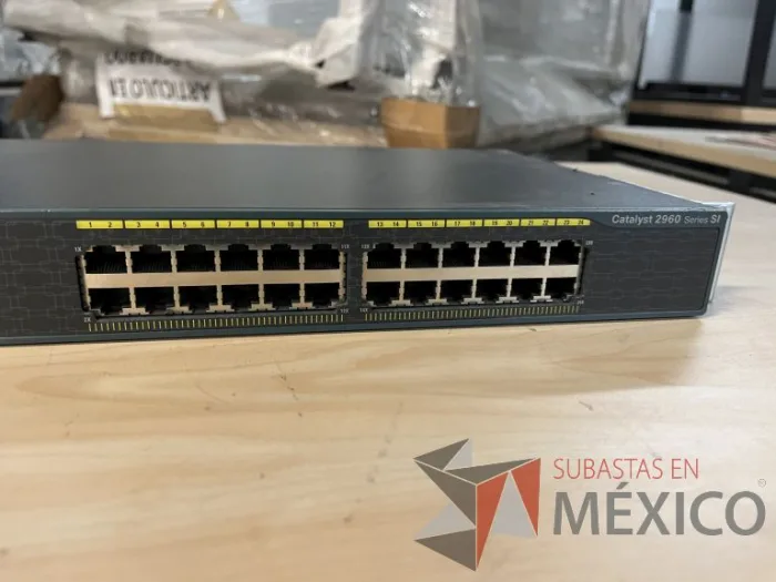 Lote 035 - 10 Modem, 63 Switch, Procesador de audio, 2 Chasis de comunicaciones y Gabinete metálico - Imagen 142