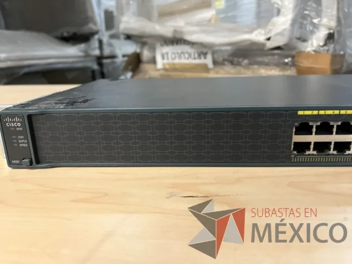 Lote 035 - 10 Modem, 63 Switch, Procesador de audio, 2 Chasis de comunicaciones y Gabinete metálico - Imagen 143