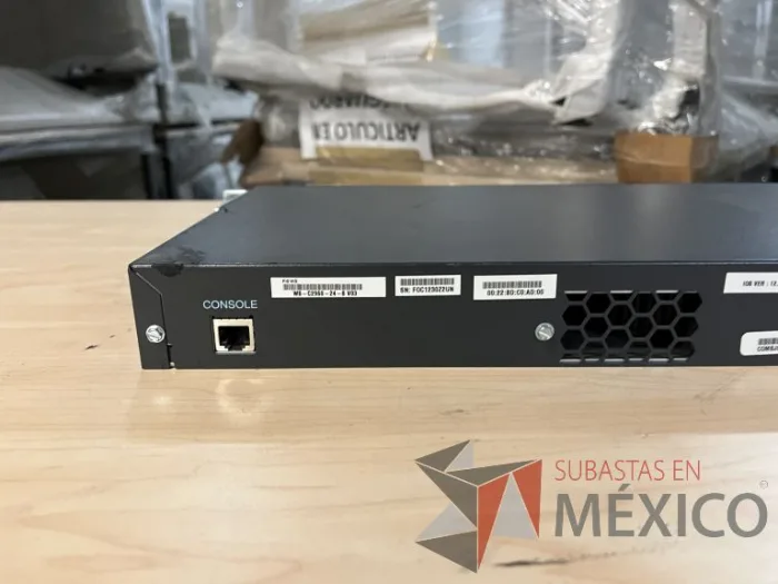 Lote 035 - 10 Modem, 63 Switch, Procesador de audio, 2 Chasis de comunicaciones y Gabinete metálico - Imagen 145