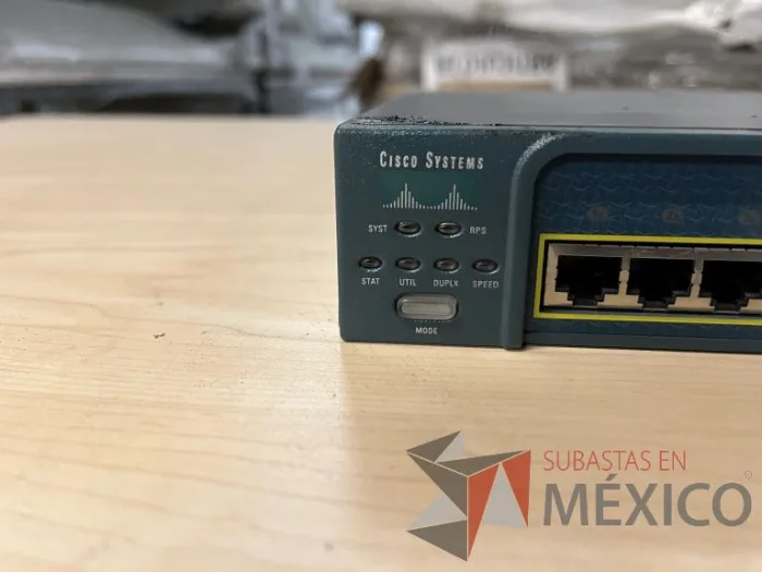 Lote 035 - 10 Modem, 63 Switch, Procesador de audio, 2 Chasis de comunicaciones y Gabinete metálico - Imagen 147