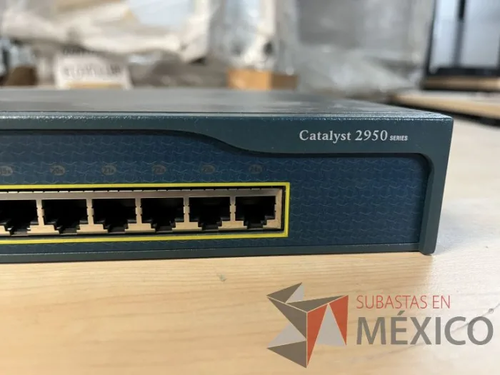 Lote 035 - 10 Modem, 63 Switch, Procesador de audio, 2 Chasis de comunicaciones y Gabinete metálico - Imagen 148