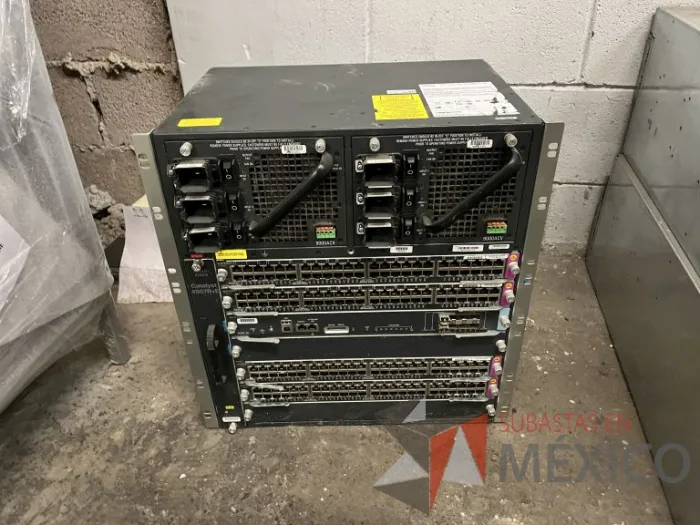 Lote 035 - 10 Modem, 63 Switch, Procesador de audio, 2 Chasis de comunicaciones y Gabinete metálico - Imagen 152