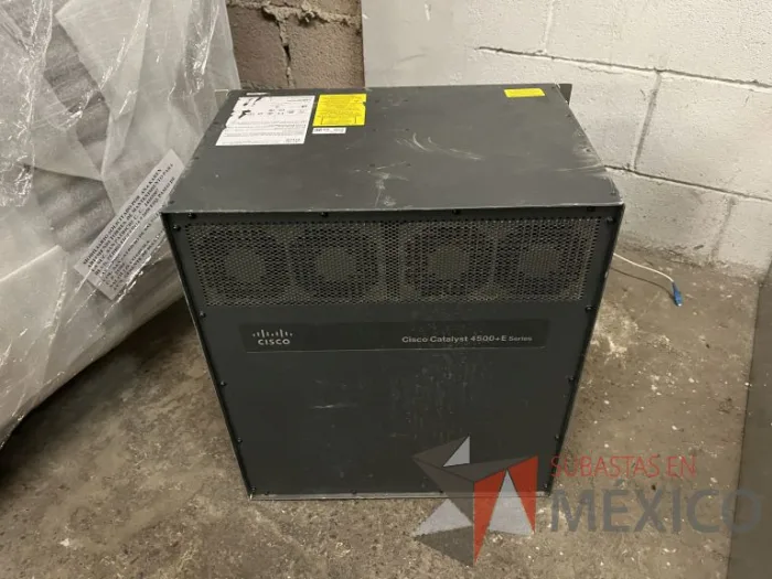 Lote 035 - 10 Modem, 63 Switch, Procesador de audio, 2 Chasis de comunicaciones y Gabinete metálico - Imagen 156