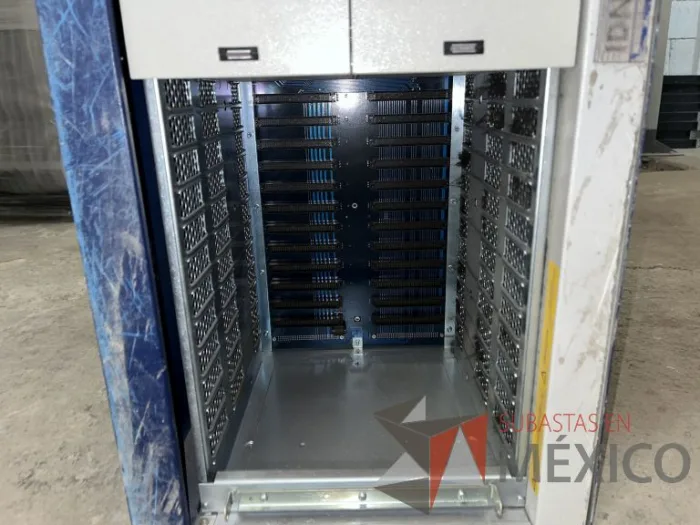 Lote 035 - 10 Modem, 63 Switch, Procesador de audio, 2 Chasis de comunicaciones y Gabinete metálico - Imagen 162