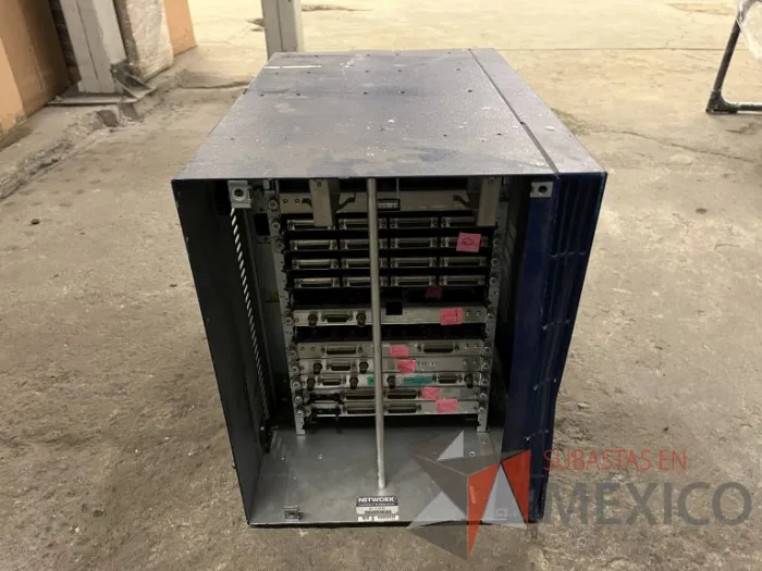 Lote 035 - 10 Modem, 63 Switch, Procesador de audio, 2 Chasis de comunicaciones y Gabinete metálico - Imagen 163
