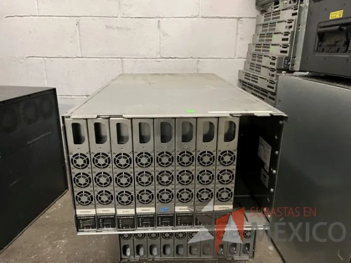 Lote 035 - 10 Modem, 63 Switch, Procesador de audio, 2 Chasis de comunicaciones y Gabinete metálico - Imagen 166