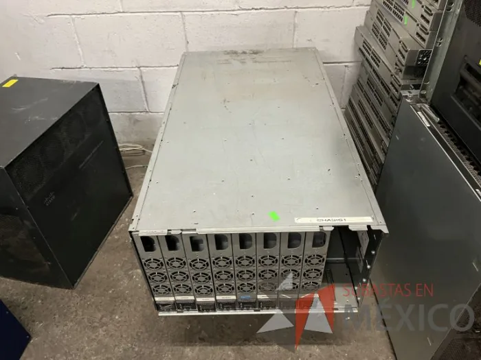 Lote 035 - 10 Modem, 63 Switch, Procesador de audio, 2 Chasis de comunicaciones y Gabinete metálico - Imagen 167