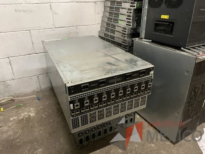 Lote 035 - 10 Modem, 63 Switch, Procesador de audio, 2 Chasis de comunicaciones y Gabinete metálico - Imagen 168