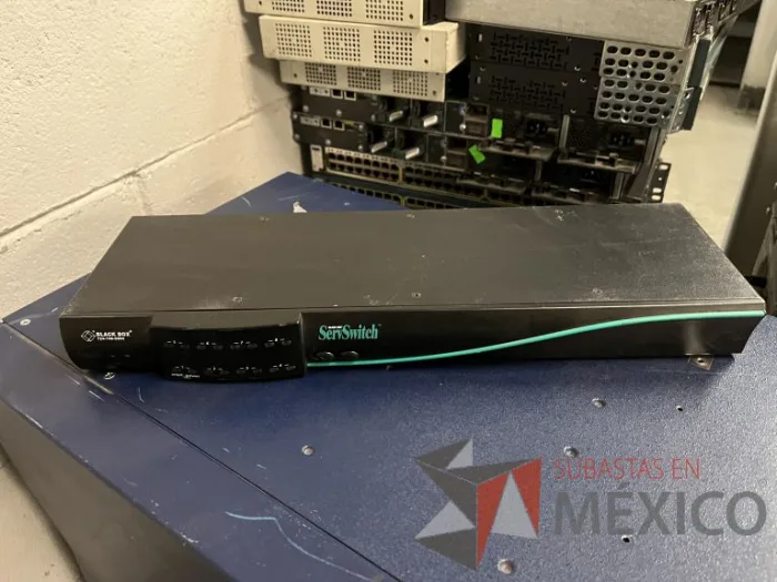 Lote 035 - 10 Modem, 63 Switch, Procesador de audio, 2 Chasis de comunicaciones y Gabinete metálico - Imagen 171