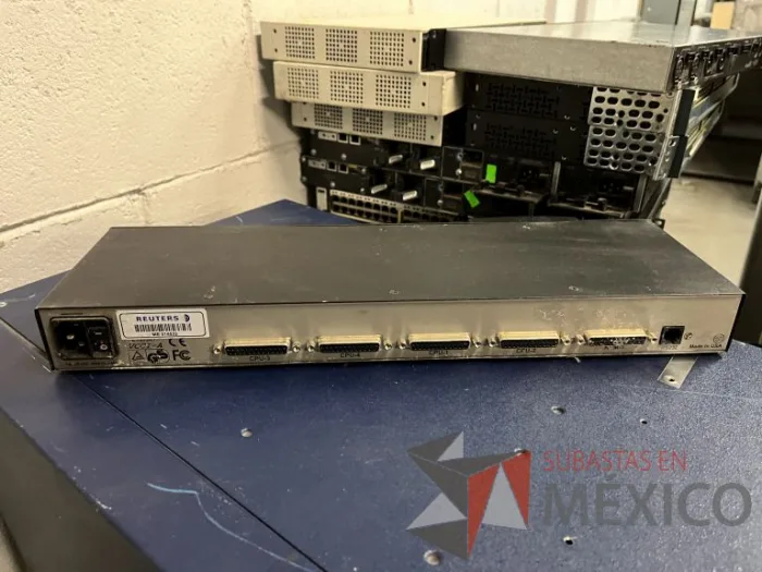 Lote 035 - 10 Modem, 63 Switch, Procesador de audio, 2 Chasis de comunicaciones y Gabinete metálico - Imagen 172