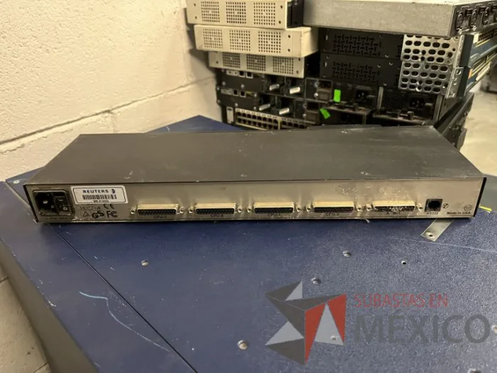 Lote 035 - 10 Modem, 63 Switch, Procesador de audio, 2 Chasis de comunicaciones y Gabinete metálico - Imagen 173