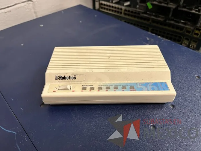 Lote 035 - 10 Modem, 63 Switch, Procesador de audio, 2 Chasis de comunicaciones y Gabinete metálico - Imagen 177