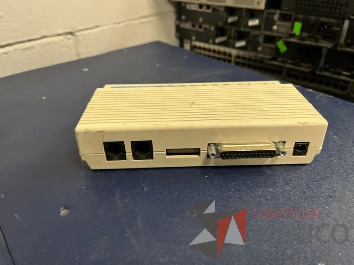Lote 035 - 10 Modem, 63 Switch, Procesador de audio, 2 Chasis de comunicaciones y Gabinete metálico - Imagen 178