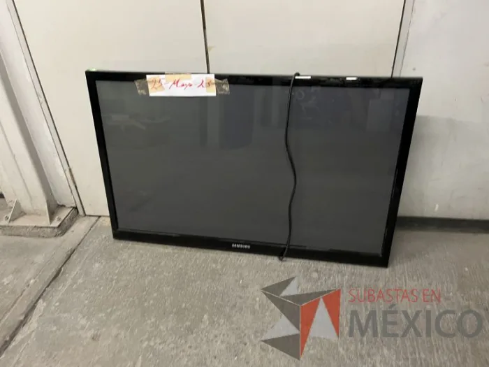 Lote 036 - 16 Pantallas de diferentes modelos y tamaños y Soporte para TV de 32" a 65" - Imagen 8