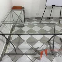 Lote 005 - Escritorio en escuadra con estructura metálica y cubiertas de vidrio