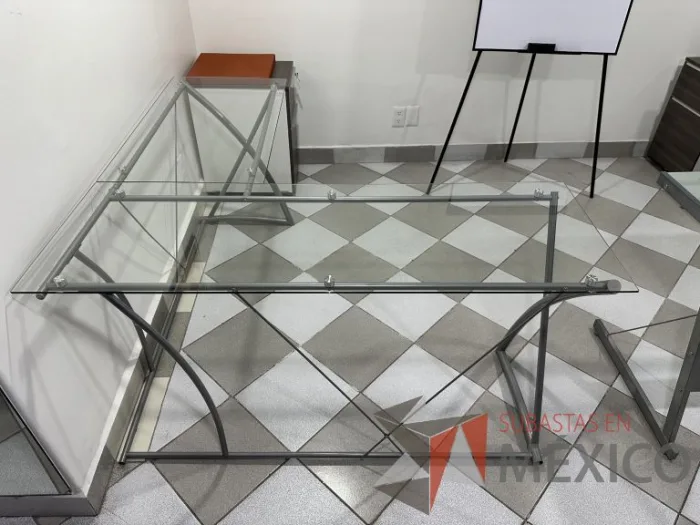 Lote 005 - Escritorio en escuadra con estructura metálica y cubiertas de vidrio