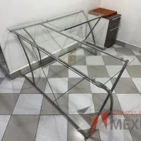 Lote 005 - Escritorio en escuadra con estructura metálica y cubiertas de vidrio - Imagen 3