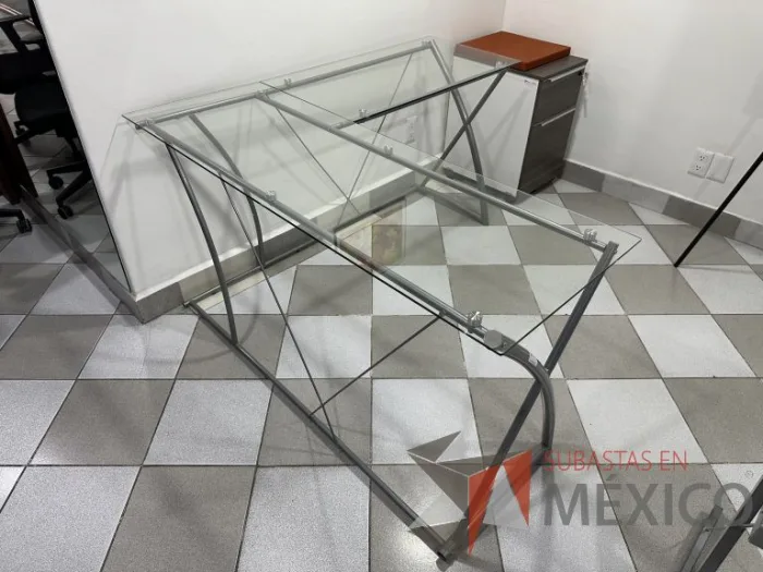 Lote 005 - Escritorio en escuadra con estructura metálica y cubiertas de vidrio - Imagen 3