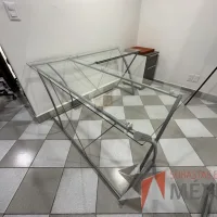 Lote 005 - Escritorio en escuadra con estructura metálica y cubiertas de vidrio - Imagen 4