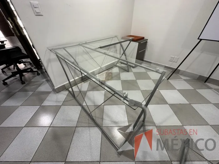Lote 005 - Escritorio en escuadra con estructura metálica y cubiertas de vidrio - Imagen 4