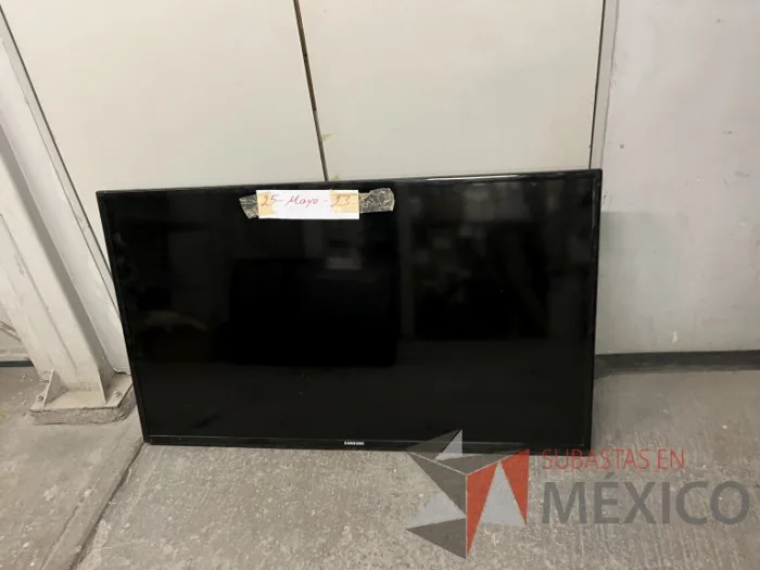 Lote 036 - 16 Pantallas de diferentes modelos y tamaños y Soporte para TV de 32" a 65" - Imagen 12