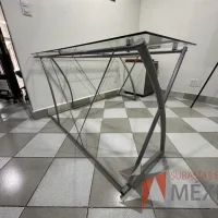 Lote 005 - Escritorio en escuadra con estructura metálica y cubiertas de vidrio - Imagen 5