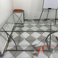 Lote 005 - Escritorio en escuadra con estructura metálica y cubiertas de vidrio - Imagen 6