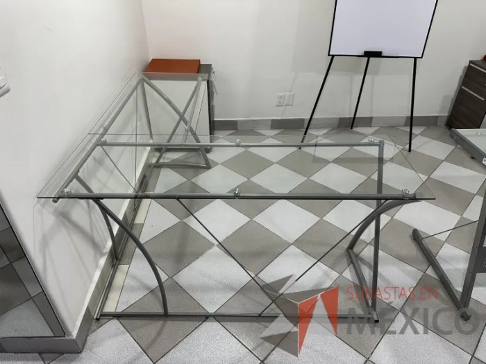 Lote 005 - Escritorio en escuadra con estructura metálica y cubiertas de vidrio - Imagen 6