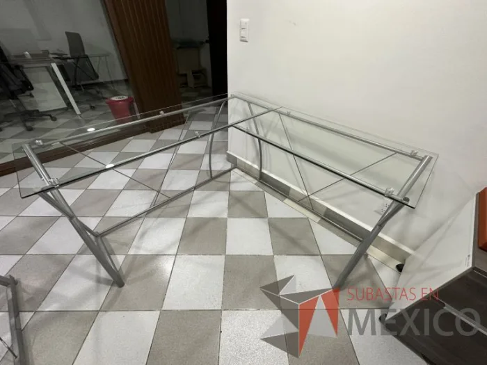 Lote 005 - Escritorio en escuadra con estructura metálica y cubiertas de vidrio - Imagen 7