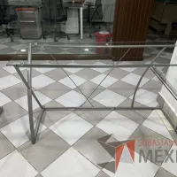 Lote 005 - Escritorio en escuadra con estructura metálica y cubiertas de vidrio - Imagen 8
