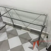 Lote 005 - Escritorio en escuadra con estructura metálica y cubiertas de vidrio - Imagen 9