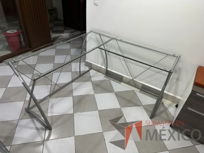 Lote 005 - Escritorio en escuadra con estructura metálica y cubiertas de vidrio - Imagen 10