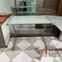 Lote 001 - Escritorio en escuadra con estructura metálica y cubiertas de vidrio - Imagen 3