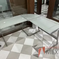 Lote 001 - Escritorio en escuadra con estructura metálica y cubiertas de vidrio