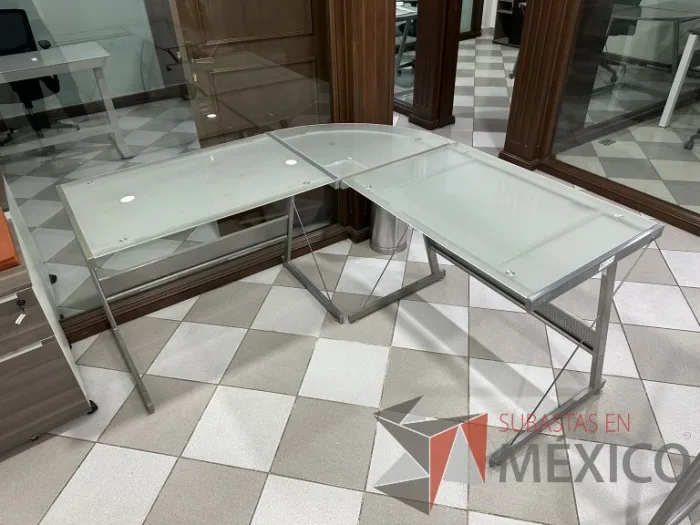 Lote 001 - Escritorio en escuadra con estructura metálica y cubiertas de vidrio