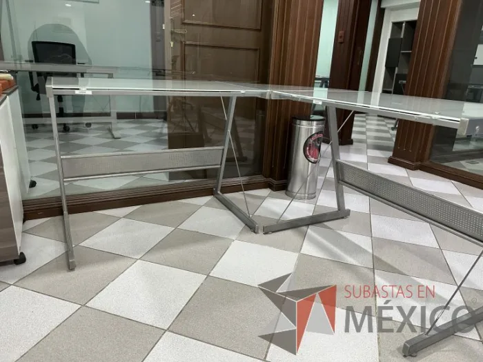 Lote 001 - Escritorio en escuadra con estructura metálica y cubiertas de vidrio - Imagen 6