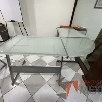 Lote 001 - Escritorio en escuadra con estructura metálica y cubiertas de vidrio - Imagen 8