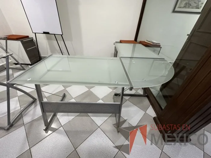 Lote 001 - Escritorio en escuadra con estructura metálica y cubiertas de vidrio - Imagen 8