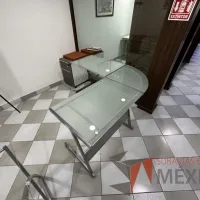 Lote 001 - Escritorio en escuadra con estructura metálica y cubiertas de vidrio - Imagen 9