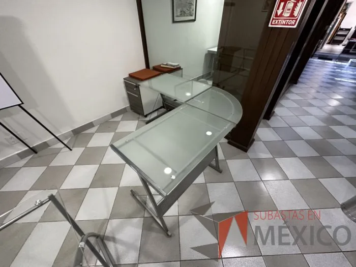 Lote 001 - Escritorio en escuadra con estructura metálica y cubiertas de vidrio - Imagen 9