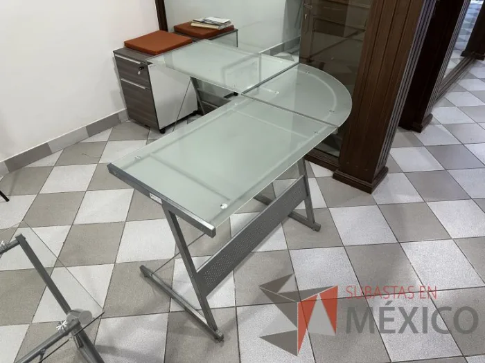 Lote 001 - Escritorio en escuadra con estructura metálica y cubiertas de vidrio - Imagen 10