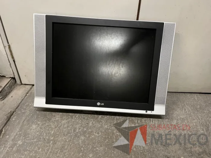 Lote 036 - 16 Pantallas de diferentes modelos y tamaños y Soporte para TV de 32" a 65" - Imagen 40