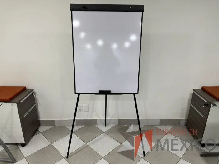 Lote 008 - Pizarrón blanco con tripié