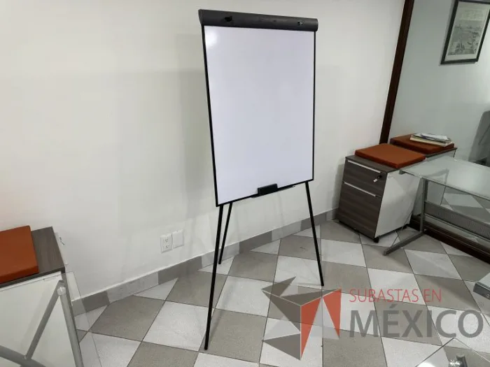 Lote 008 - Pizarrón blanco con tripié - Imagen 4