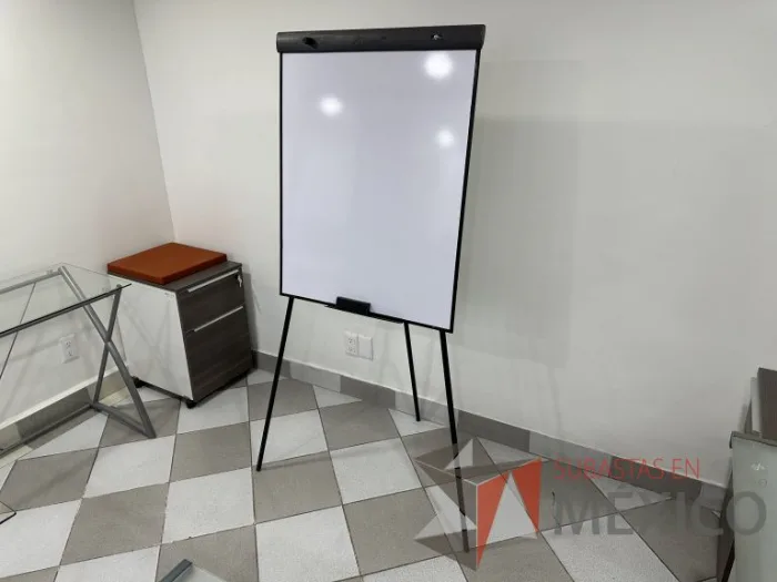 Lote 008 - Pizarrón blanco con tripié - Imagen 5