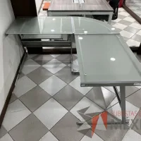 Lote 010 - Escritorio en escuadra con estructura metálica y cubiertas de vidrio con porta teclado - Imagen 2