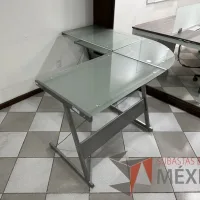 Lote 010 - Escritorio en escuadra con estructura metálica y cubiertas de vidrio con porta teclado