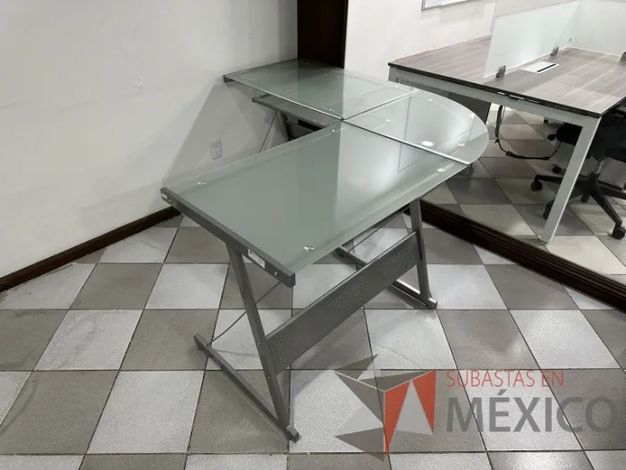 Lote 010 - Escritorio en escuadra con estructura metálica y cubiertas de vidrio con porta teclado